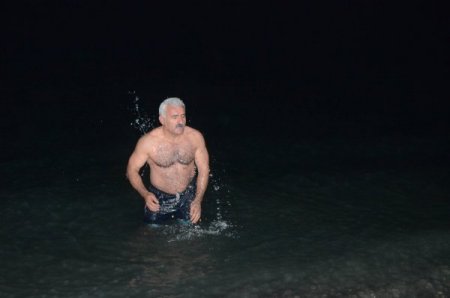 Yeni yılı, Karadeniz’in soğuk sularına girerek karşıladı