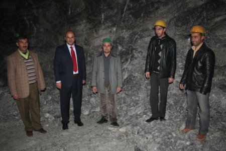 Yeni Yılı Tuz Mağaraları'nda Havai Fişekle Kutladılar