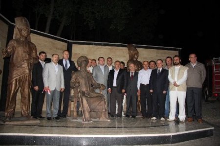 Yeniçeri heykeli saldırıda kırıldı