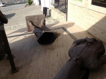 Yeniçeri heykeli saldırıda kırıldı