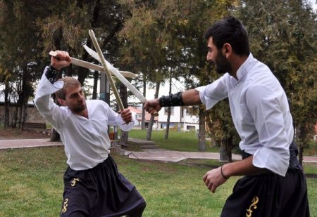 Yeniçerilerin kılıç kullanım kültürü spora dönüştü