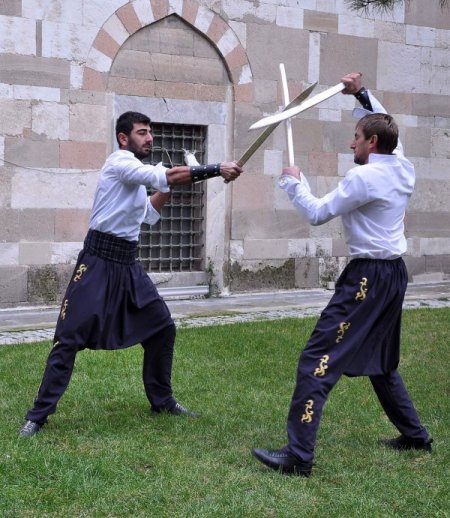 Yeniçerilerin kılıç kullanım kültürü spora dönüştü