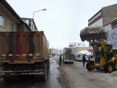 Yeniçubuk Belediyesi, biriken karları kamyonlarla tahliye ediyor