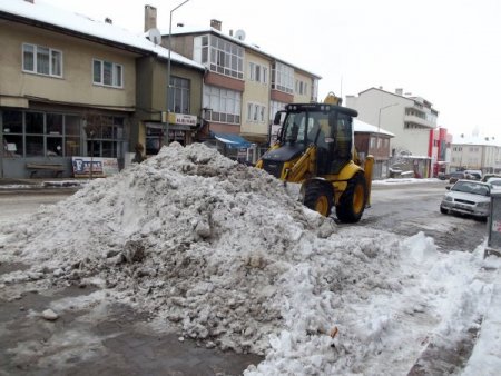 Yeniçubuk Belediyesi, biriken karları kamyonlarla tahliye ediyor