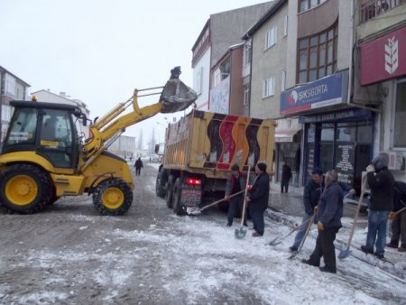Yeniçubuk'ta Biriken Kar Kamyonlarla Taşınıyor