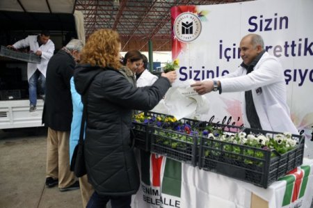Yenimahalle Belediyesi vatandaşa çiçek dağıttı