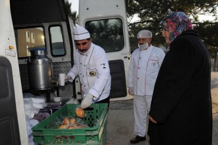 Yenimahalle Belediyesi'nden hasta yakınlarına çorba ikramı