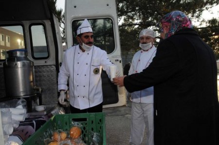 Yenimahalle Belediyesi'nden hasta yakınlarına çorba ikramı