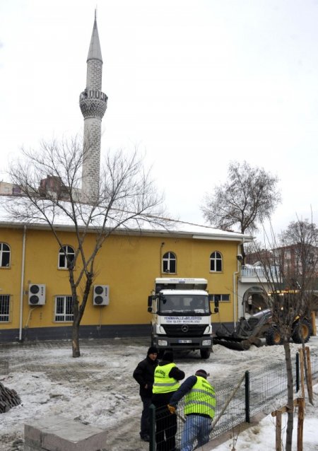 Yenimahalle'de Ekipler Cami, Sağlık Ocağı, Okulların Önlerini Temizliyor