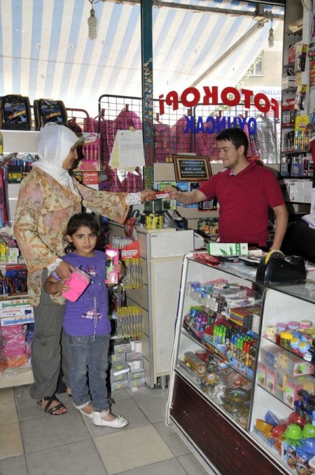 Yenimahalle'de ihtiyaç sahiplerinin okul masrafları YeniKart'tan