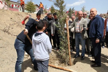 Yenimahalle'de Van Depreminde Şehit Olan Öğretmenlerin Anısına Fidan Dikildi