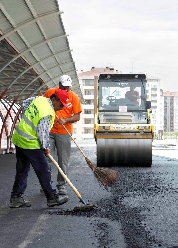 Yenimahalle’ye bir ayda 23 bin ton asfalt serildi