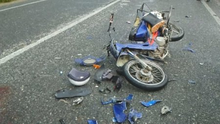 Yerde sürüklenen motosiklet sürücüsünü kaskı kurtardı