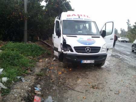 Yerde sürüklenen motosiklet sürücüsünü kaskı kurtardı