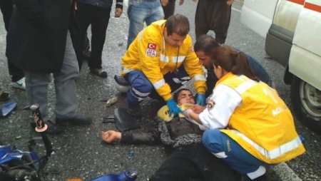 Yerde sürüklenen motosiklet sürücüsünü kaskı kurtardı