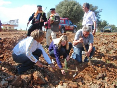 Yerleşik Yabancılar,gonca Çocuk Dergisi'nin Fidan Dikim Kampanyasına Katıldı