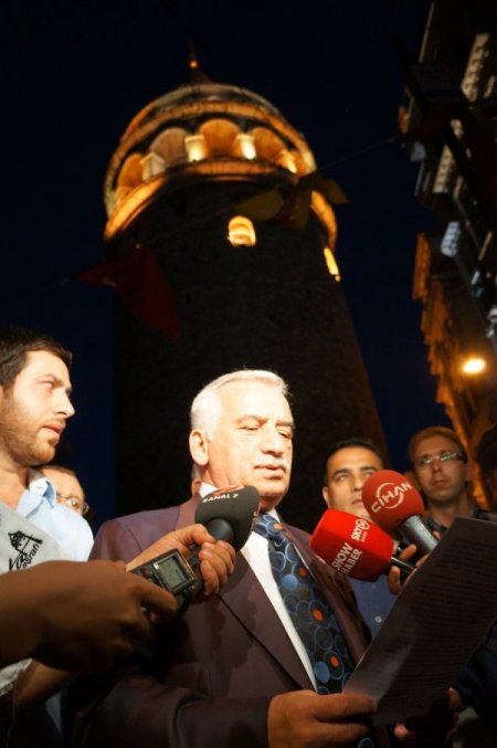 Yeşilay Ve Esnaf Galata Kulesi'ndeki Alkol Tüketimini Protesto Etti