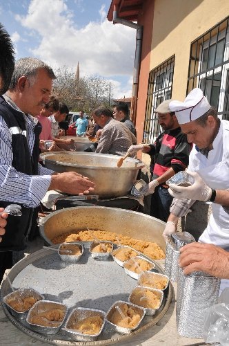 Yeşilburç köyü sakinleri 123 yıldır helva pişirerek kaynaşıyor