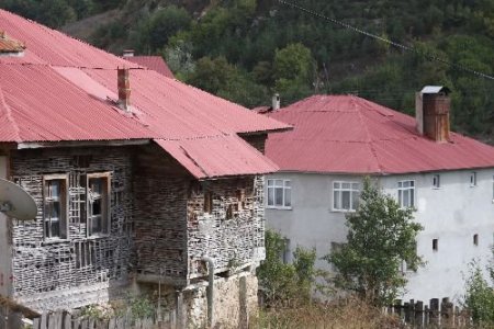 Yeşilce'de Çatıların Kırmızıya Boyanması Tartışma Konusu Oldu