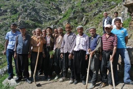 Yeşildere halkı yol bekliyor