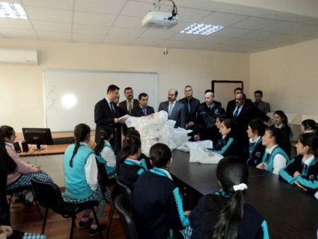 Yeşilli Kaymakamı Öğrencilere Kaynak Kitap Dağıttı