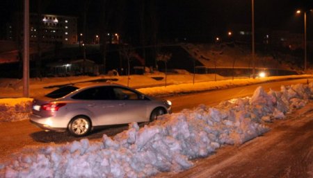 Yeşiltepe Kepez mevkiinde yollar buz pistine döndü