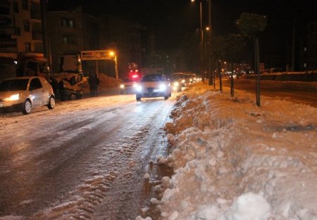 Yeşiltepe Kepez mevkiinde yollar buz pistine döndü