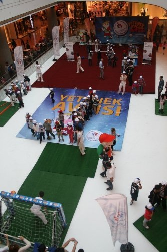 Yetenekler AVM'lerde keşfediliyor