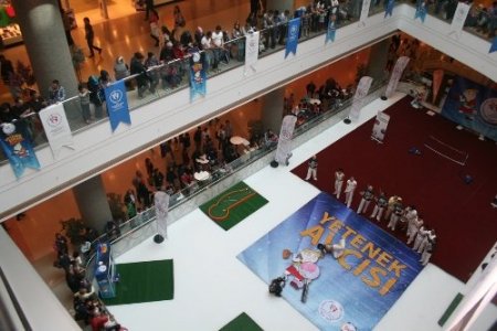 Yetenekler AVM'lerde keşfediliyor