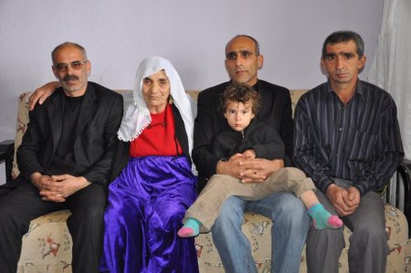 Yetim kardeşler, kendilerine bakan Sabriye Turan’a çiçekle teşekkür ettiler