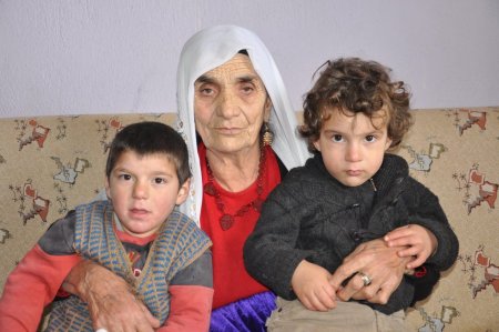 Yetim kardeşler, kendilerine bakan Sabriye Turan’a çiçekle teşekkür ettiler