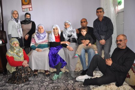 Yetim kardeşler, kendilerine bakan Sabriye Turan’a çiçekle teşekkür ettiler