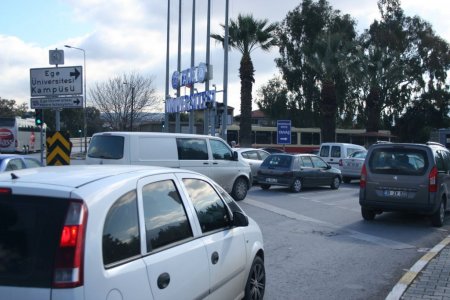 YGS denemesi gerçeğini aratmadı, trafikte uzun kuyruklar oluştu