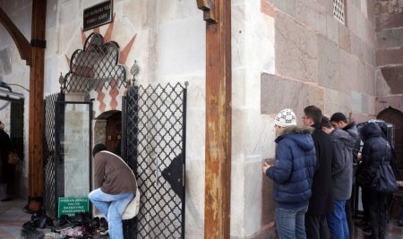 YGS öncesi öğrenciler Hacı Bayram Veli Türbesi'ne akın etti