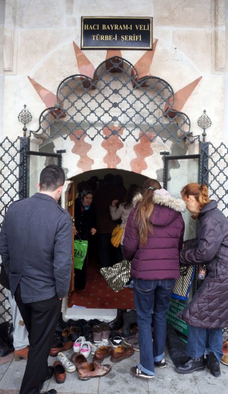 YGS öncesi öğrenciler Hacı Bayram Veli Türbesi'ne akın etti