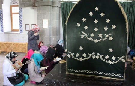 YGS öncesi öğrenciler türbelere akın etti