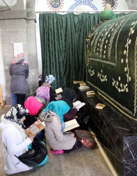 YGS öncesi öğrenciler türbelere akın etti