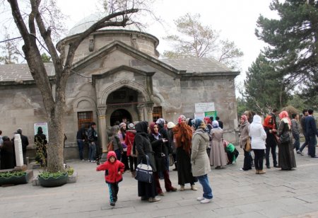 YGS öncesi öğrenciler türbelere akın etti