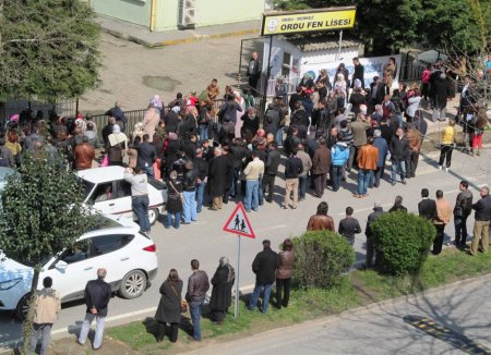 YGS velilerinin okul bahçesinde heyecanlı bekleyişi