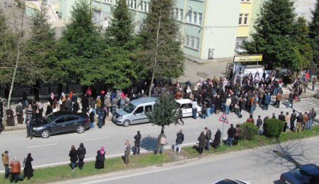 YGS velilerinin okul bahçesinde heyecanlı bekleyişi