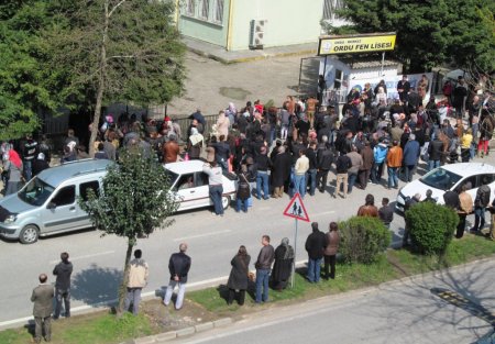 YGS velilerinin okul bahçesinde heyecanlı bekleyişi