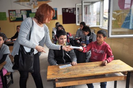 YGS’de kullanılan kırtasiye malzemeleri ihtiyaç sahibi öğrencilere dağıtıldı