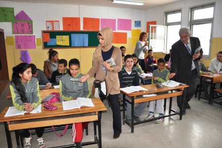 YGS’de kullanılan kırtasiye malzemeleri ihtiyaç sahibi öğrencilere dağıtıldı