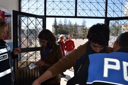 YGS'de veliler çocuklarının ardından devamlı dua etti