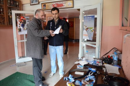 YGS'ye giren adaylardan çıkan eşyalar işportacı tezgahını andırdı