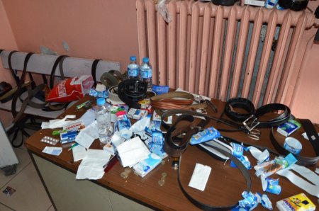 YGS'ye giren adaylardan çıkan eşyalar işportacı tezgahını andırdı