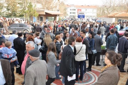 Ygs'ye Girişte Kızlar Saç Tokalarını, Erkekler Kemerlerini Dışarıda Bıraktı