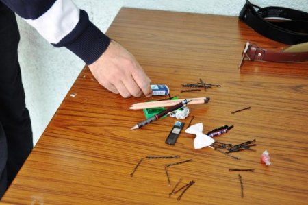 Ygs'ye Girişte Kızlar Saç Tokalarını, Erkekler Kemerlerini Dışarıda Bıraktı