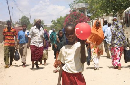 Yıkık Mogadişo’da Ay Yıldızlı Somali Çocuk