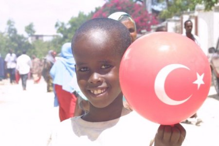 Yıkık Mogadişo’da Ay Yıldızlı Somali Çocuk